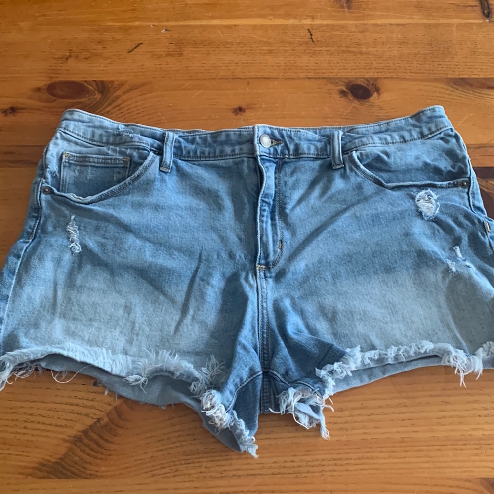 Universal Thread size 16 shorts